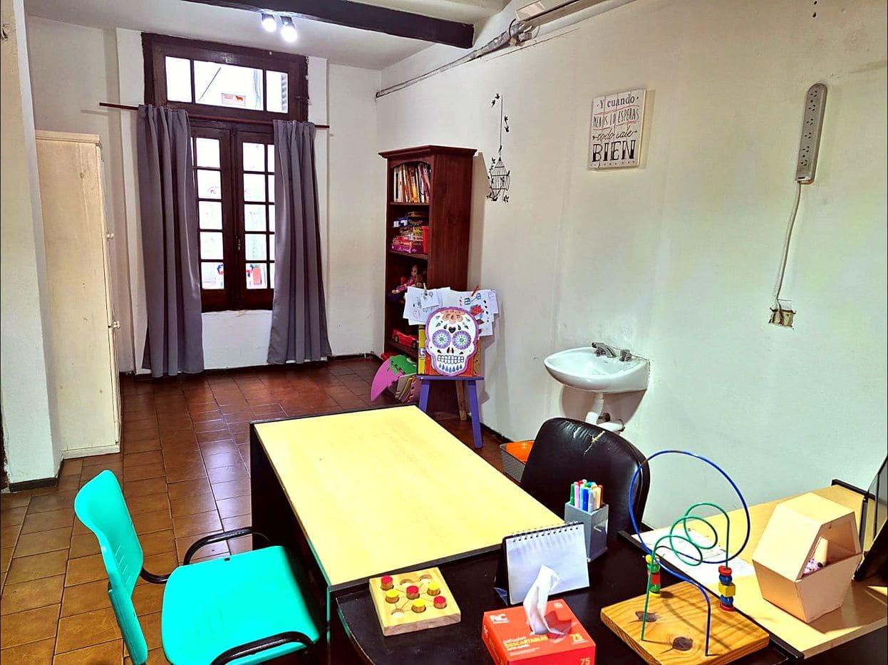 Consultorio de AZAI con escritorio, materiales y ventana