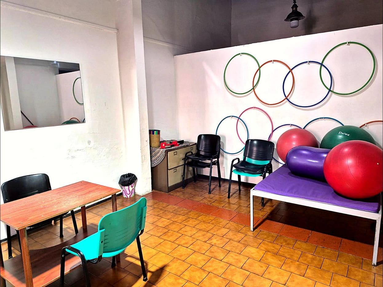 Consultorio de kinesiología de AZAI con pelotas y aros