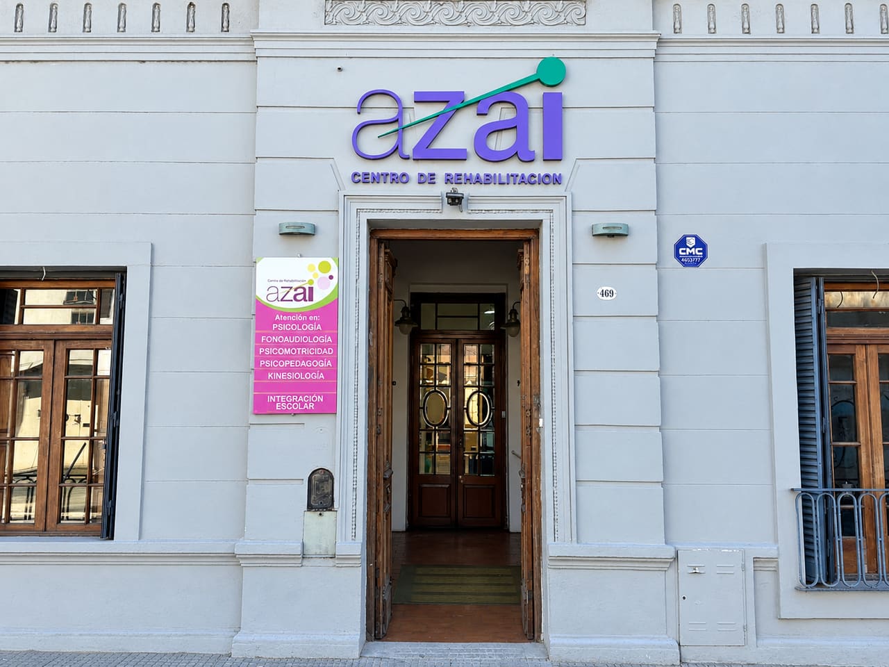 Fachada de AZAI en Lima 469, Córdoba, con el cartel de las áreas de atención e integración escolar