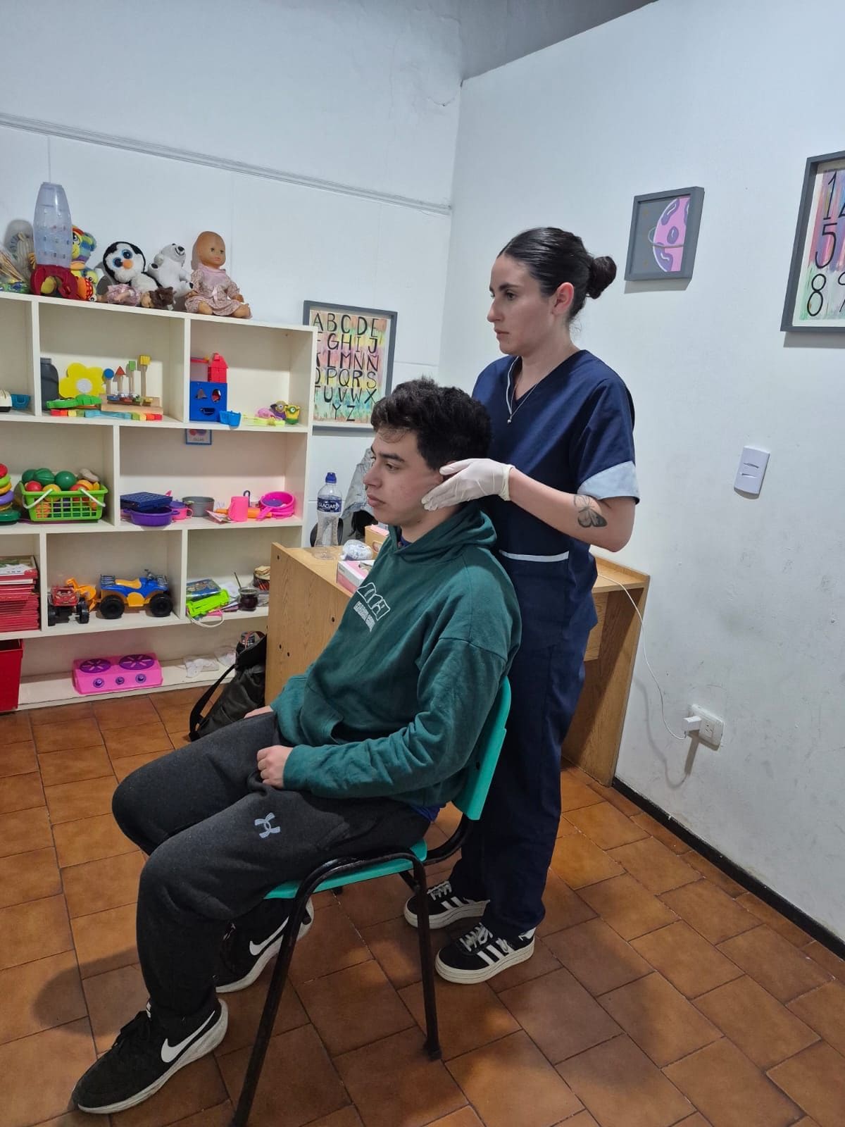 Fonoaudióloga de AZAI evaluando a un paciente en el consultorio