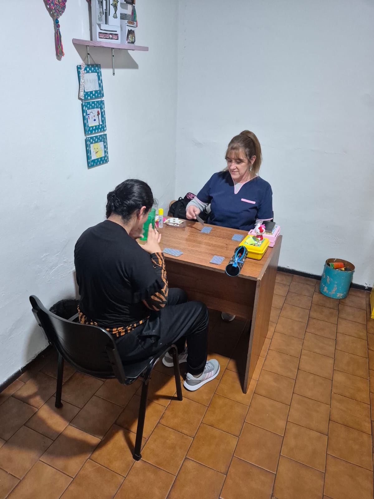 Psicopedagoga de AZAI jugando a las cartas con una paciente