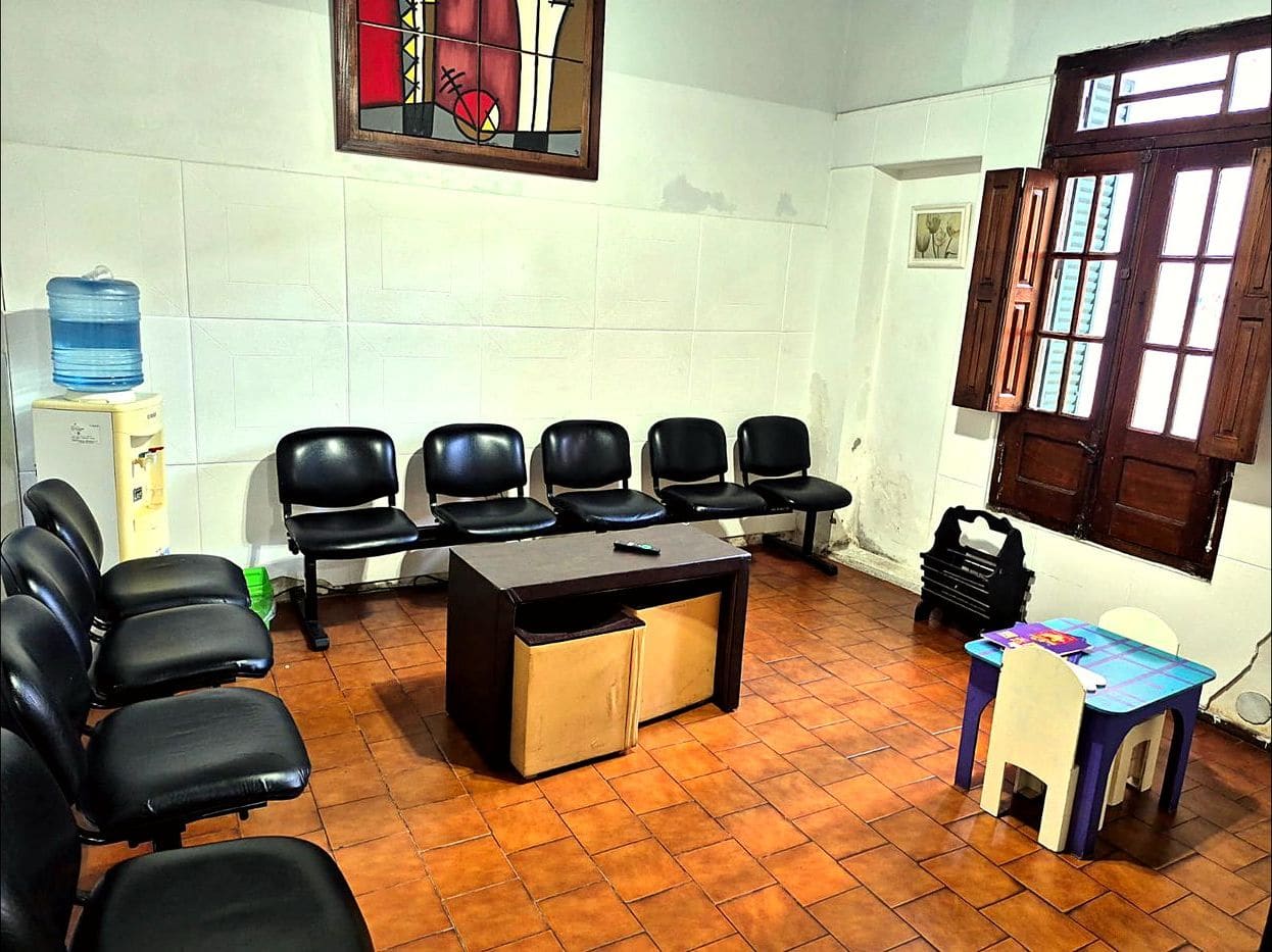 Sala de espera de AZAI con sillas y una mesa infantil