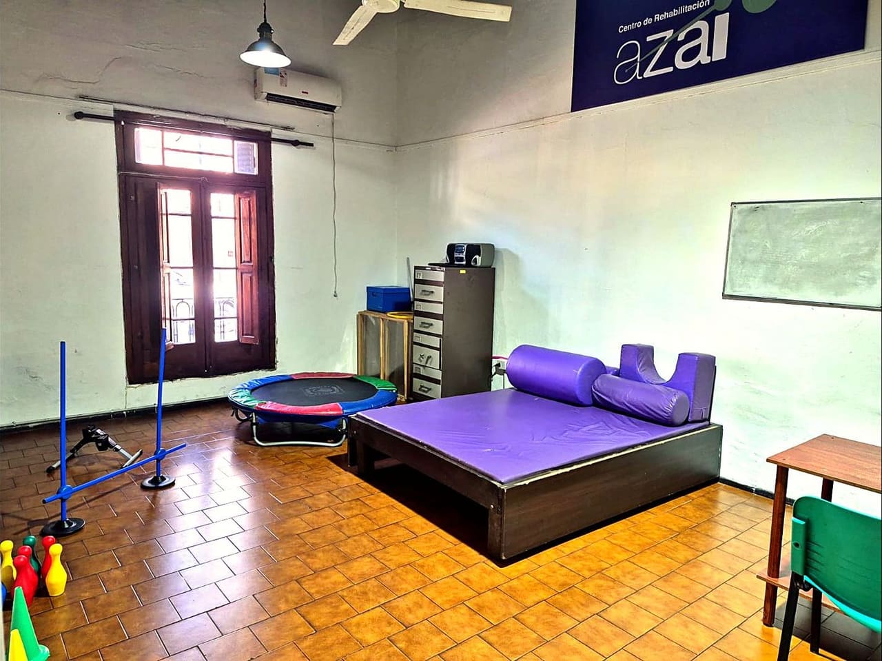 Sala de AZAI con colchoneta, rolos y cama elástica